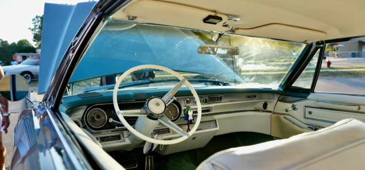 Ovisnutý strop v aute? Návod, ako si ho opraviť ako profesionál